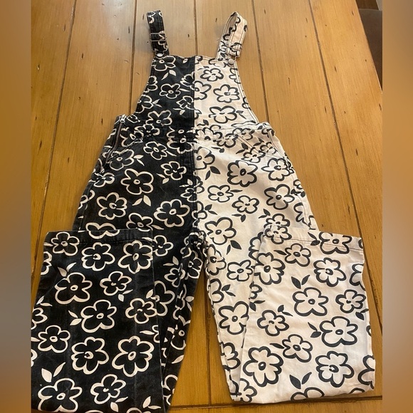 Forever21 Women’s Overalls Black White Flowers Festival S-M - Picture 1 of 13